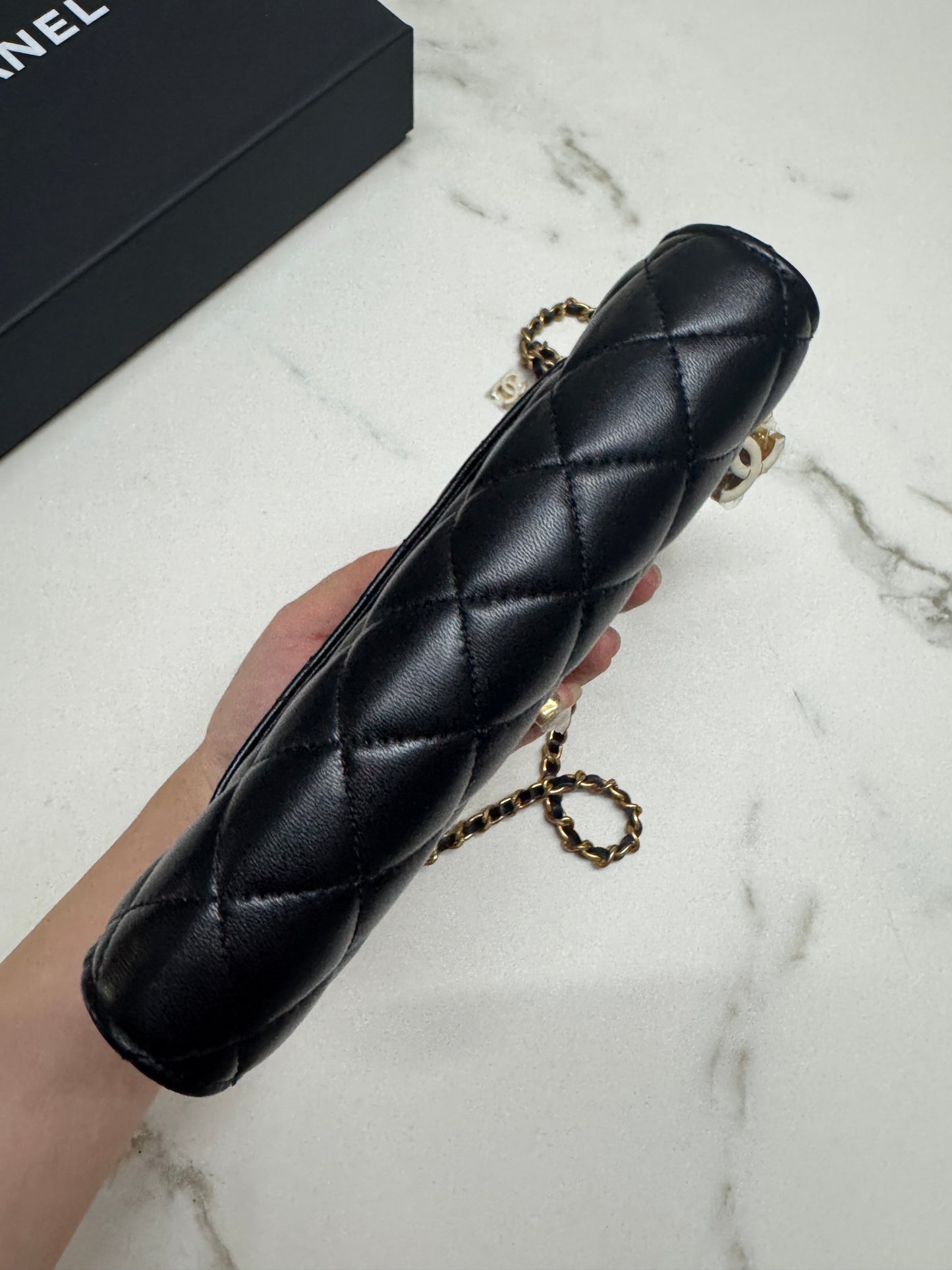 CHANEL woc 24A 琺瑯調節扣 羊皮 黑