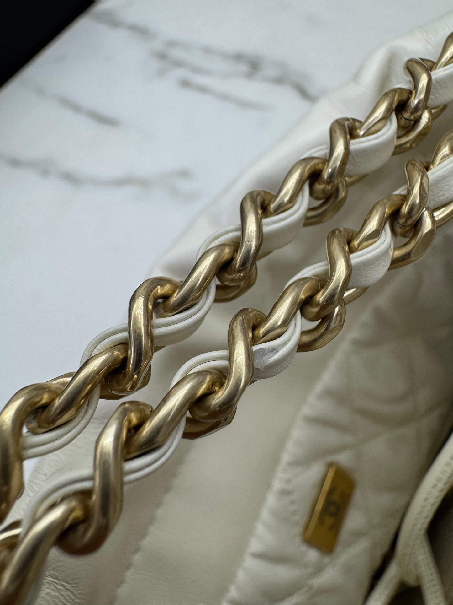 CHANEL 22Bag Mini 鏤空Logo