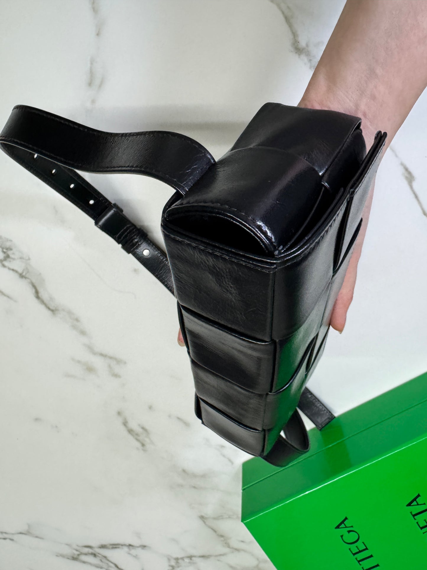 BV 8格油臘皮腰包