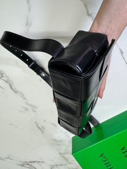 BV 8格油臘皮腰包