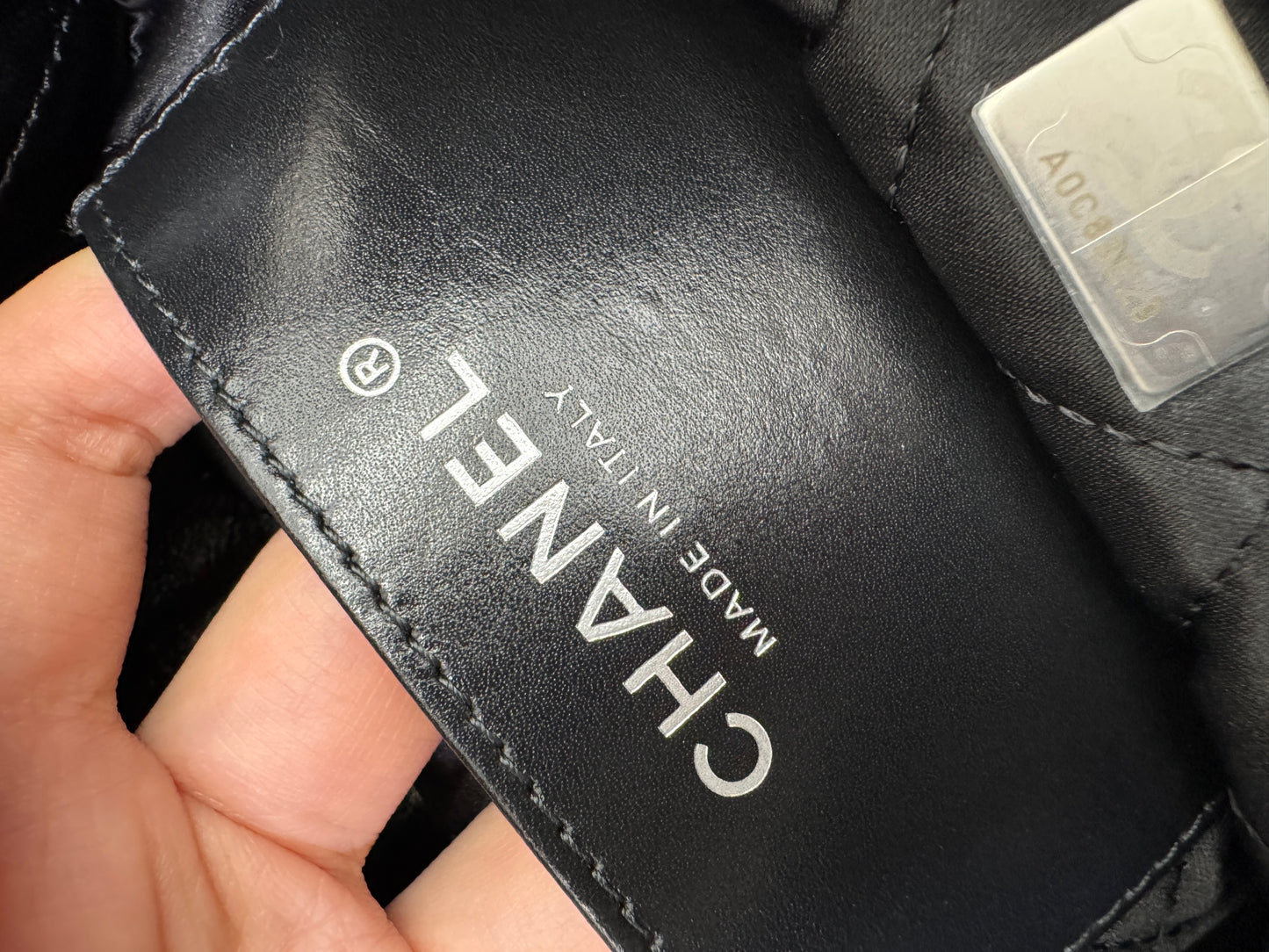 CHANEL Mini 22 Bag So Black 油蠟牛皮