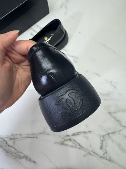 CHANEL 24B Loafer 字母樂福鞋
