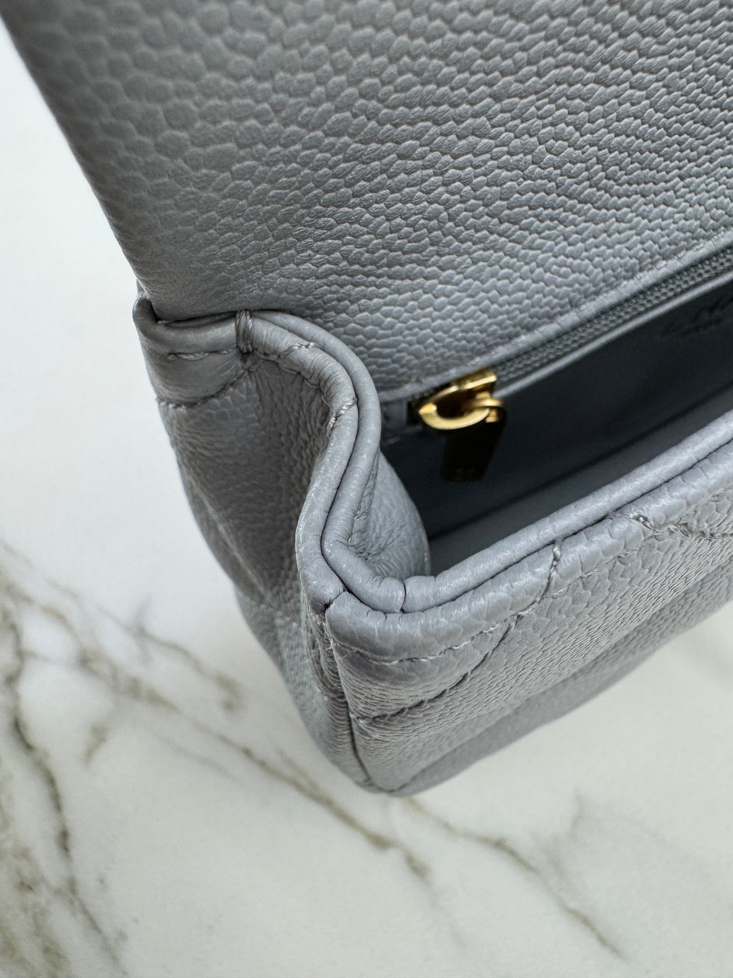 CHANEL 愛心金球 灰色 Mini Flap Bag 20cm