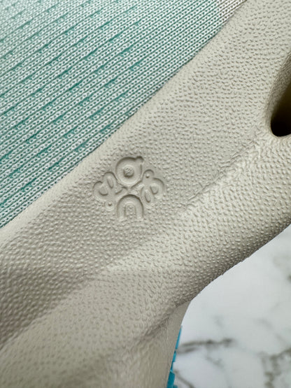 LOEWE X ON 8.0 淺米拼天藍色