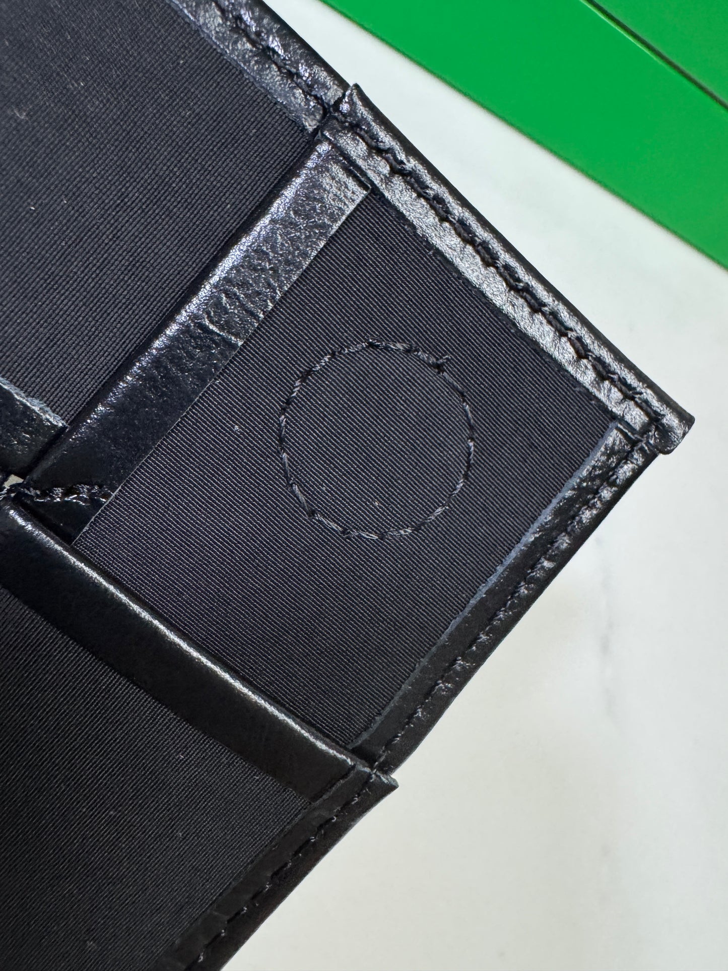 BV 8格油臘皮腰包