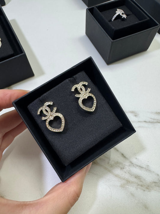 CHANEL 23B 心形鏤空耳環