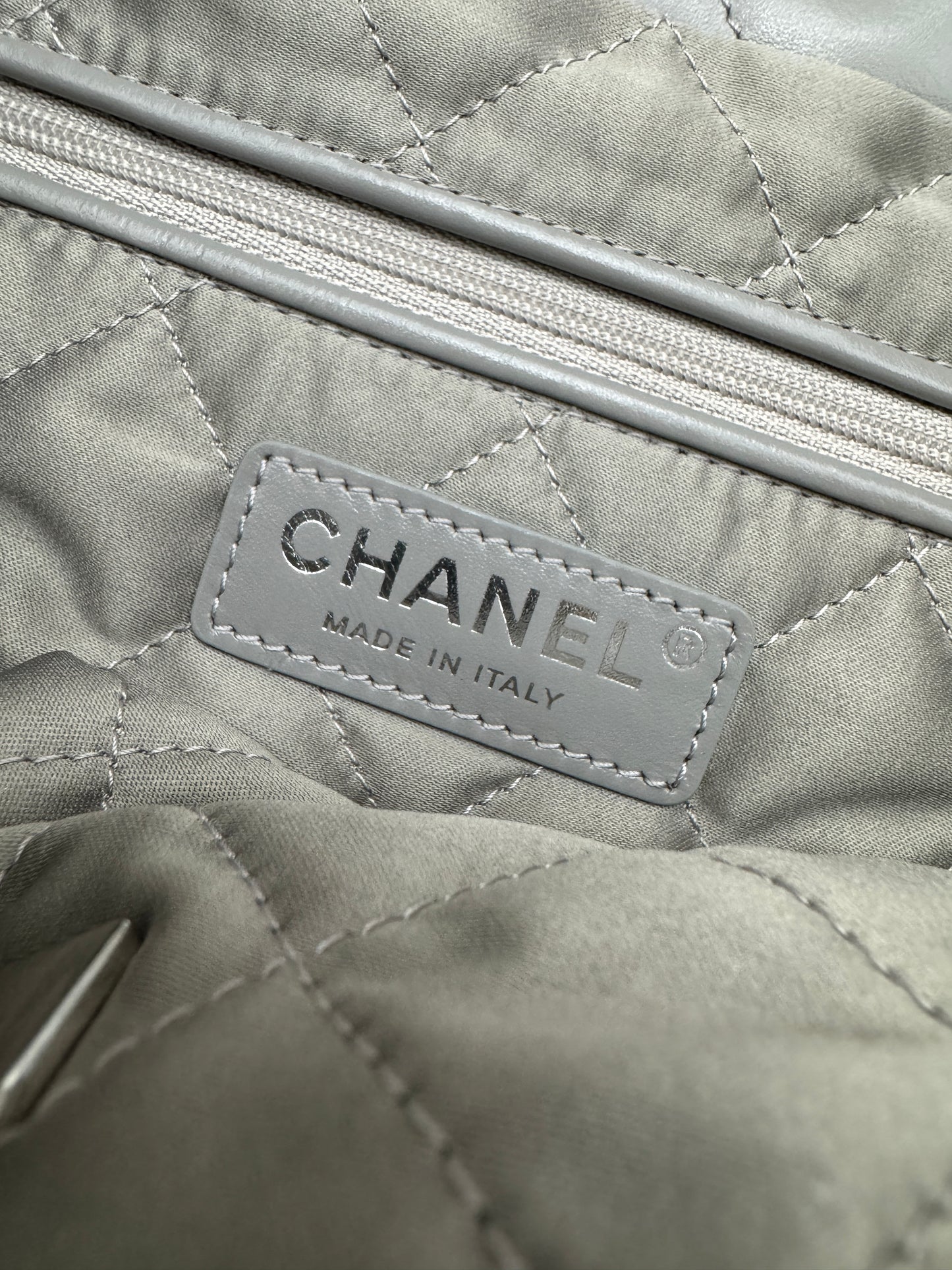 CHANEL 22 Bag Medium 23C淺灰色銀扣