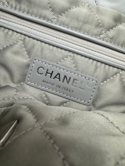 CHANEL 22 Bag Medium 23C淺灰色銀扣