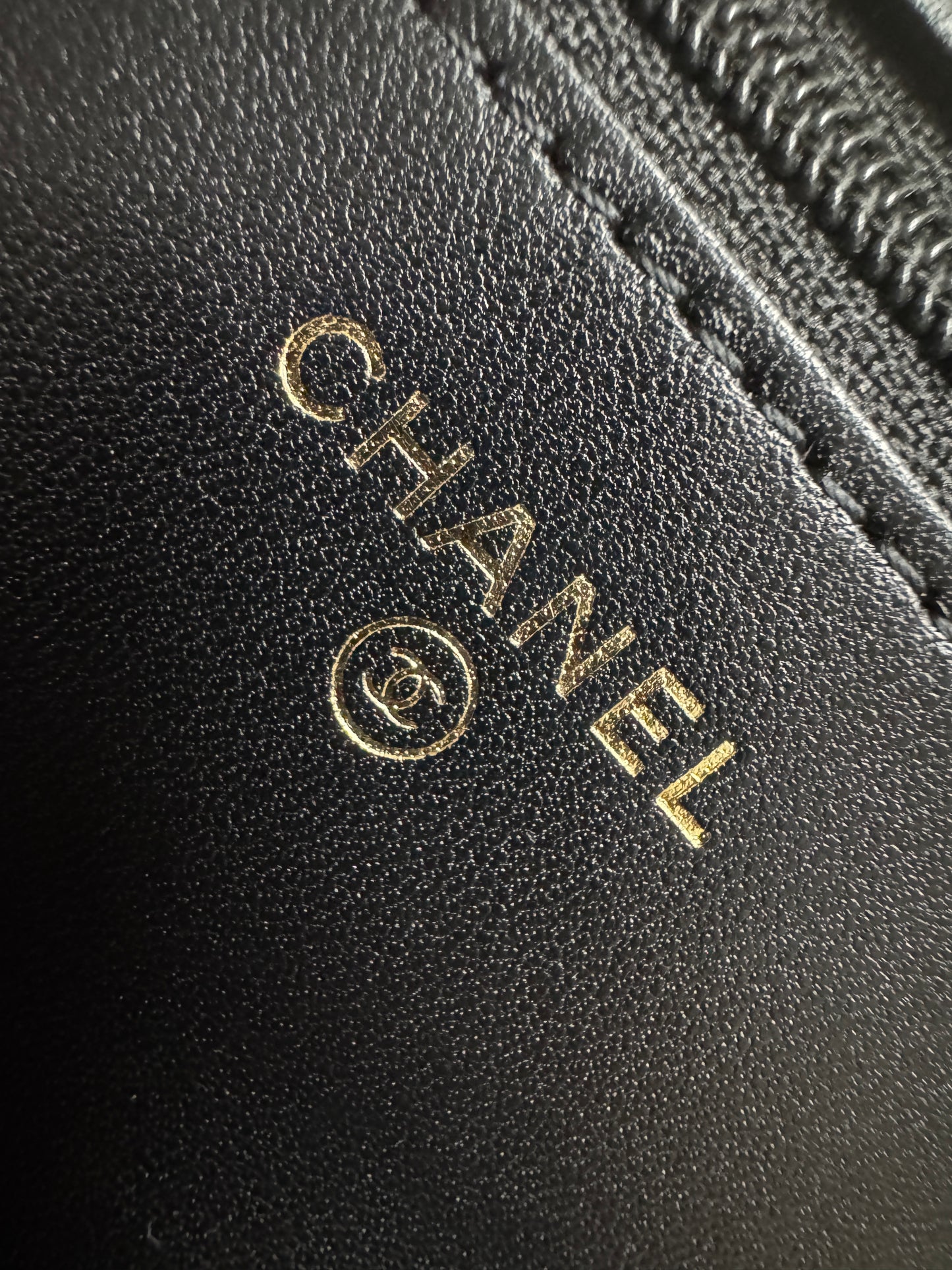 CHANEL woc 24A 琺瑯調節扣 羊皮 黑