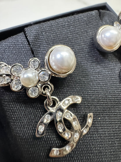 CHANEL 21V 珍珠水鑽耳環