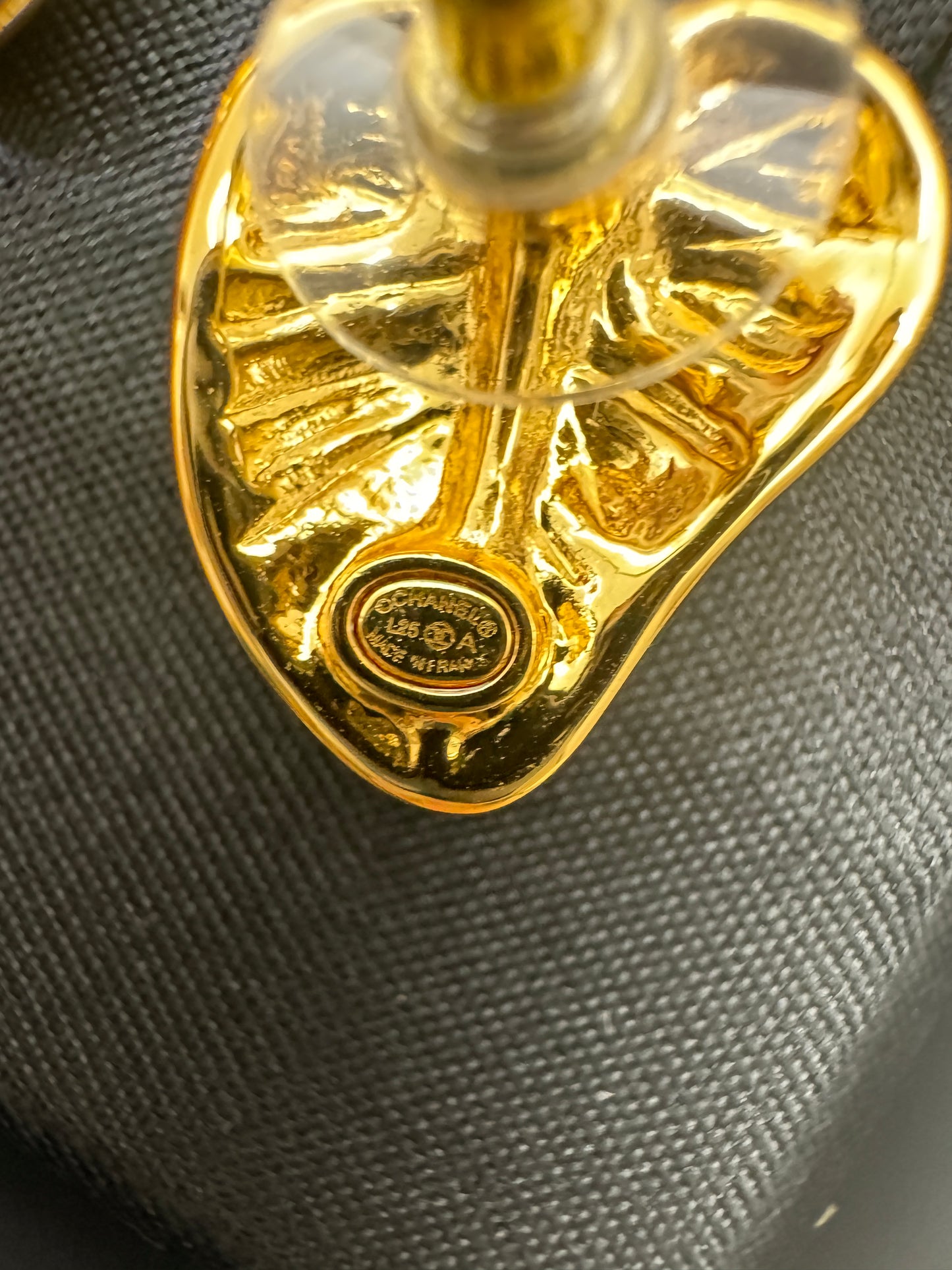 CHANEL 25A 黑色愛心琺瑯耳環