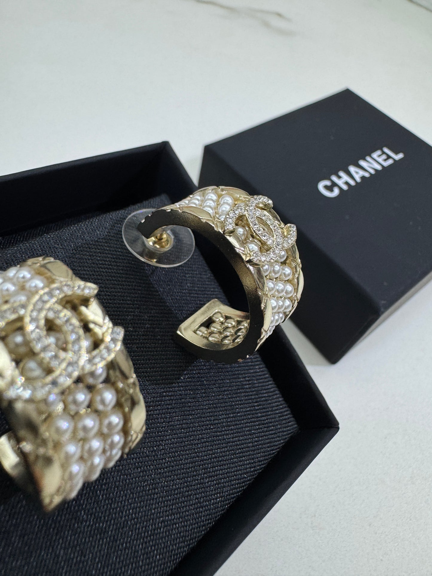 CHANEL 25A 珍珠圈形耳環