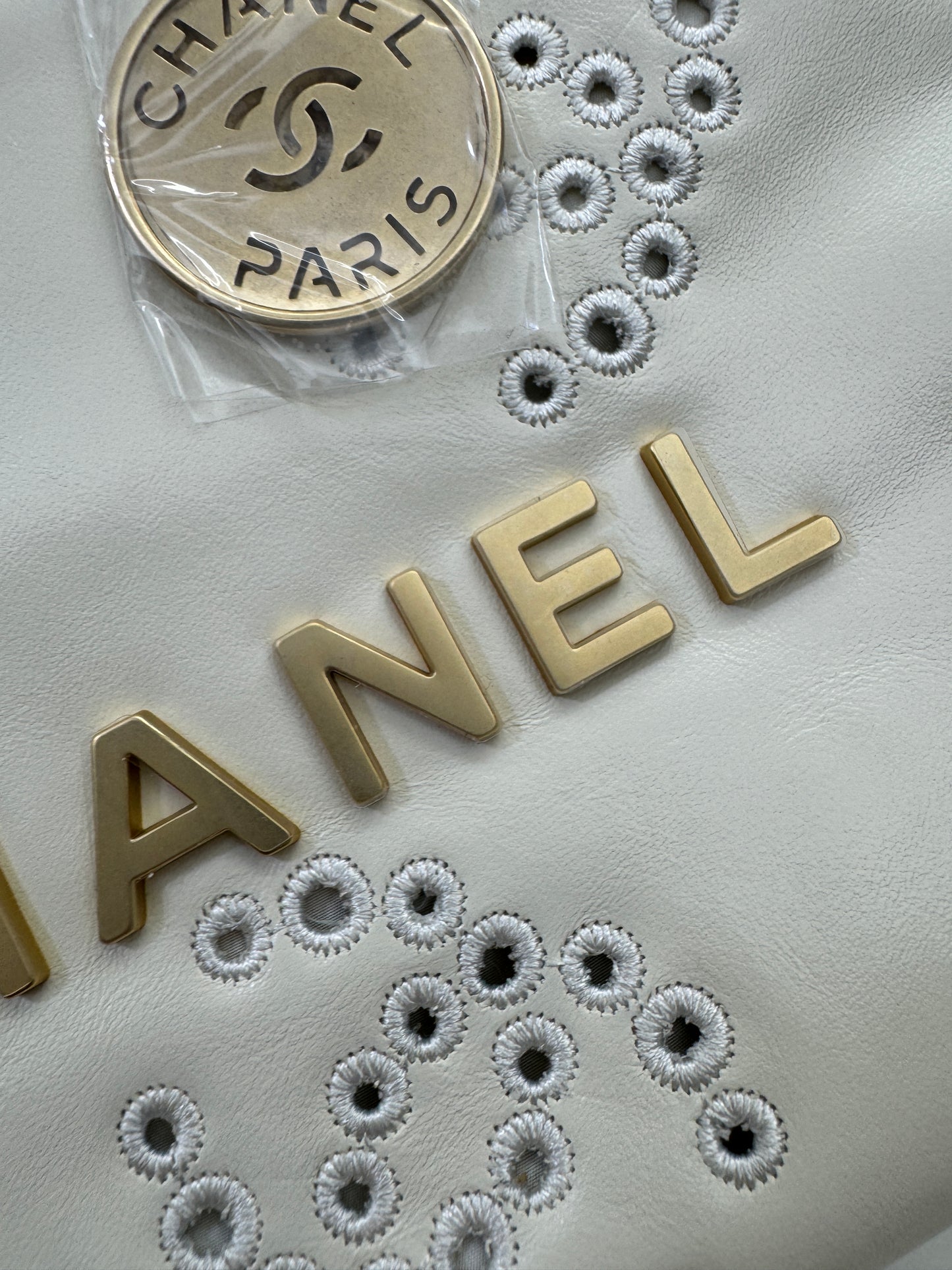 CHANEL 22Bag Mini 鏤空Logo