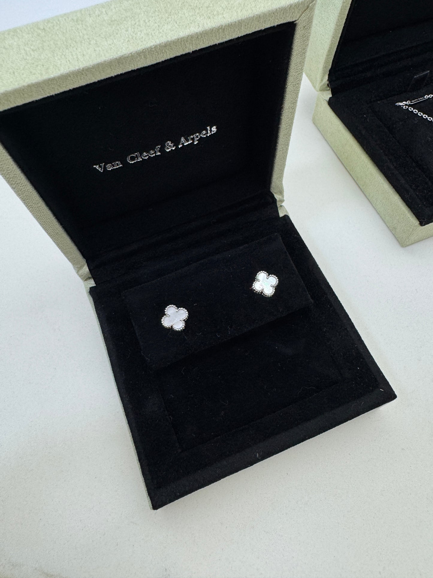 VCA Sweet Alhambra Earrings 白金色白貝母耳環
