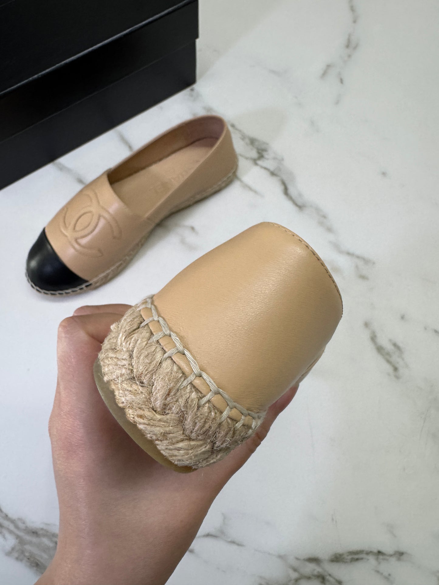 CHANEL 全皮漁夫鞋 杏拼黑