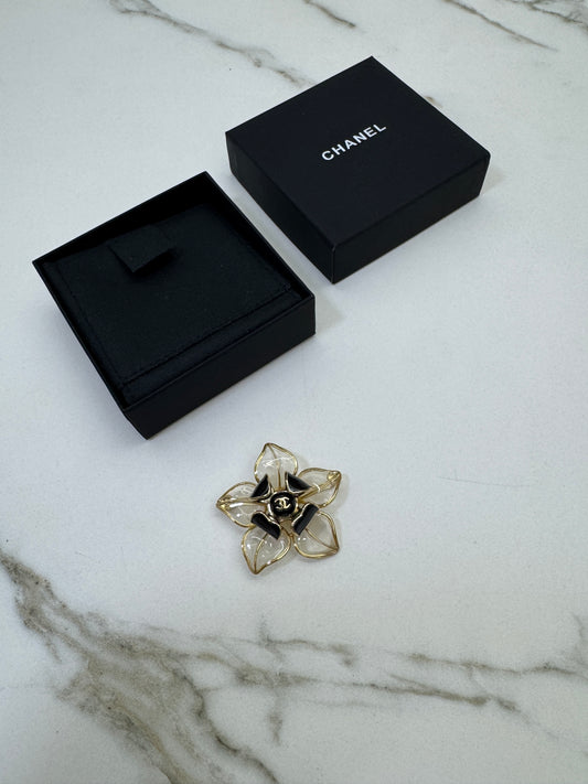 CHANEL 26A 透明花琺瑯胸針