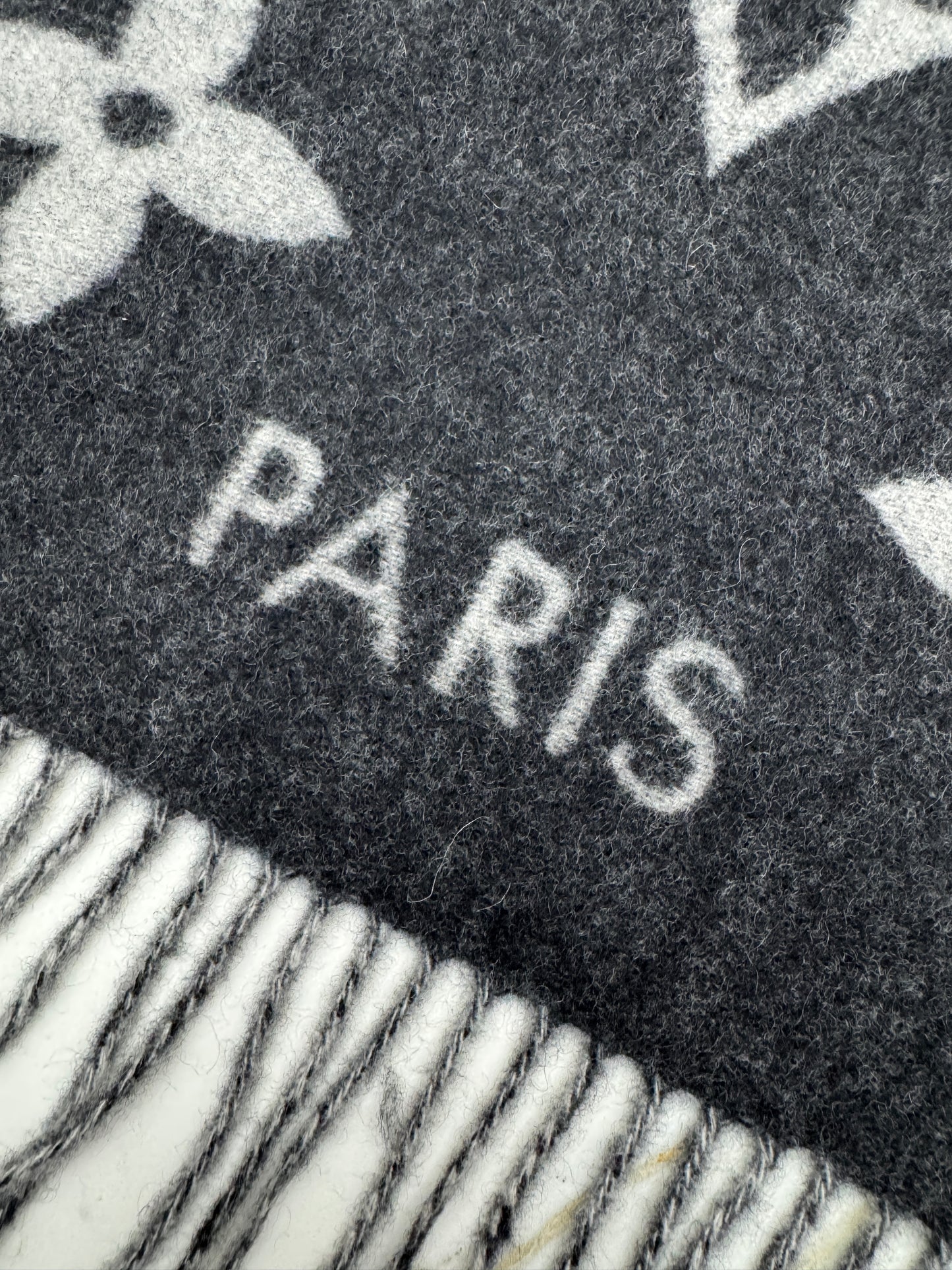 LV Reykjavik Scarf 100% Cashmere Black