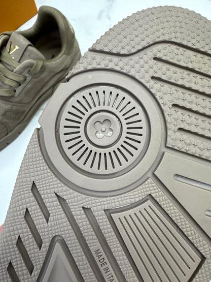 LV Trainer 大象灰 1AH618