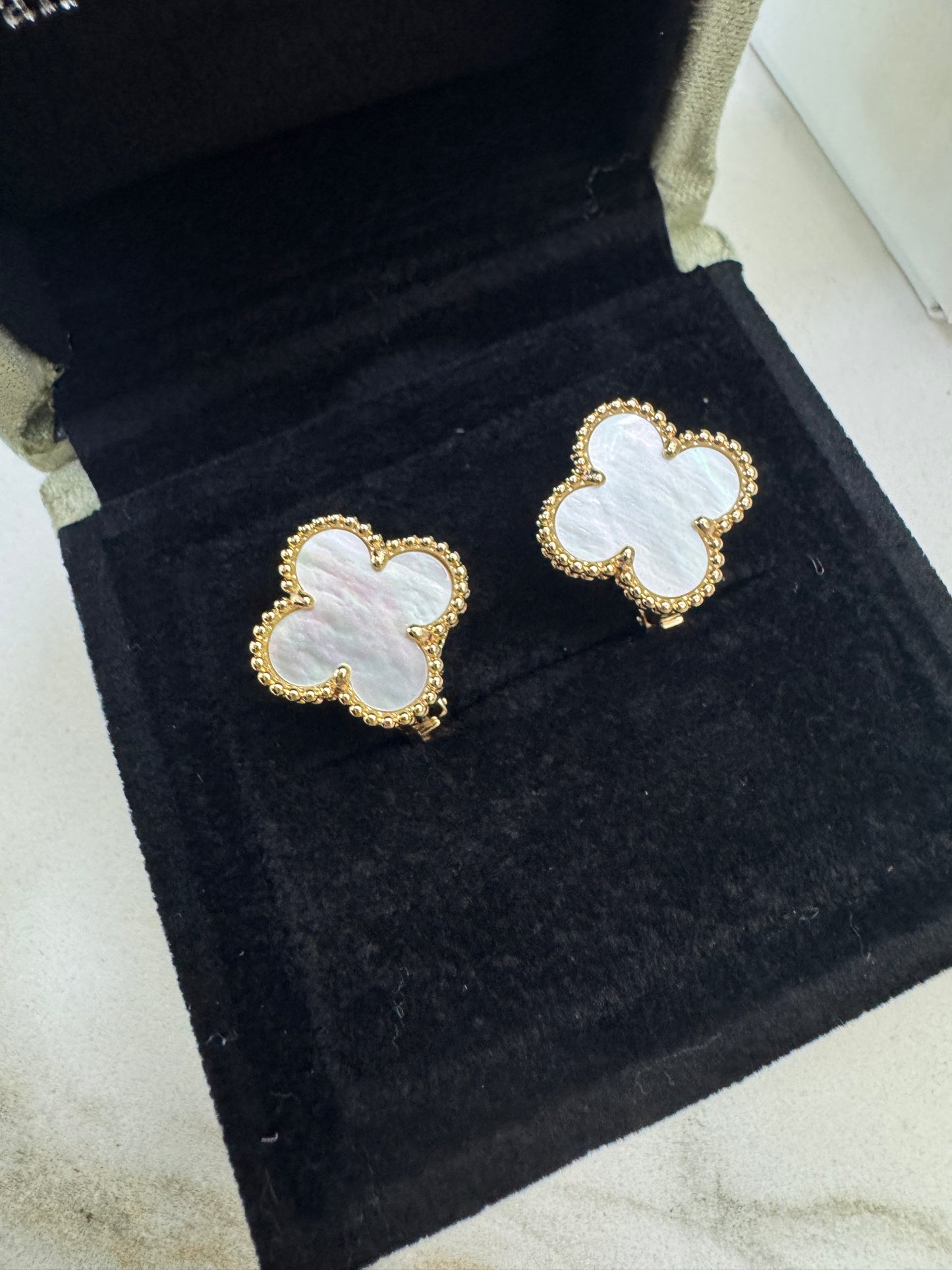 VCA Vintage Alhambra Earrings 白貝母金色