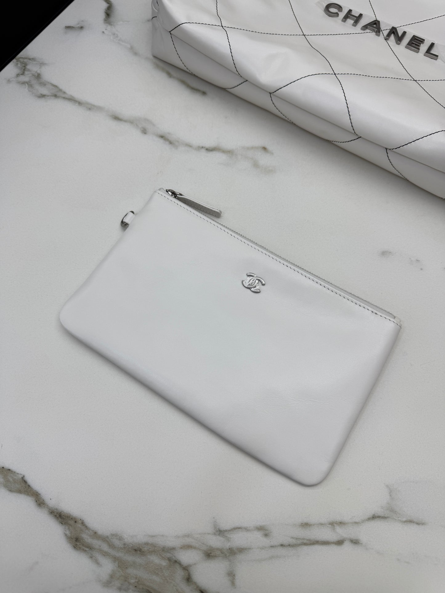 CHANEL 22Bag Medium 白色黑線