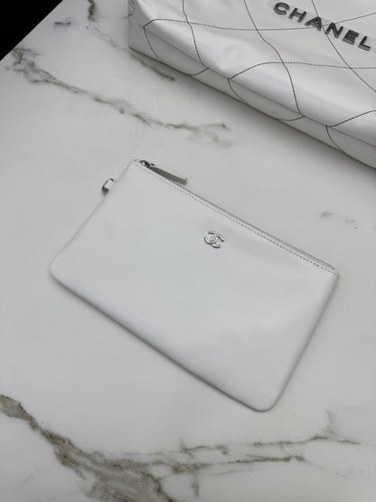 CHANEL 22Bag Medium 白色黑線