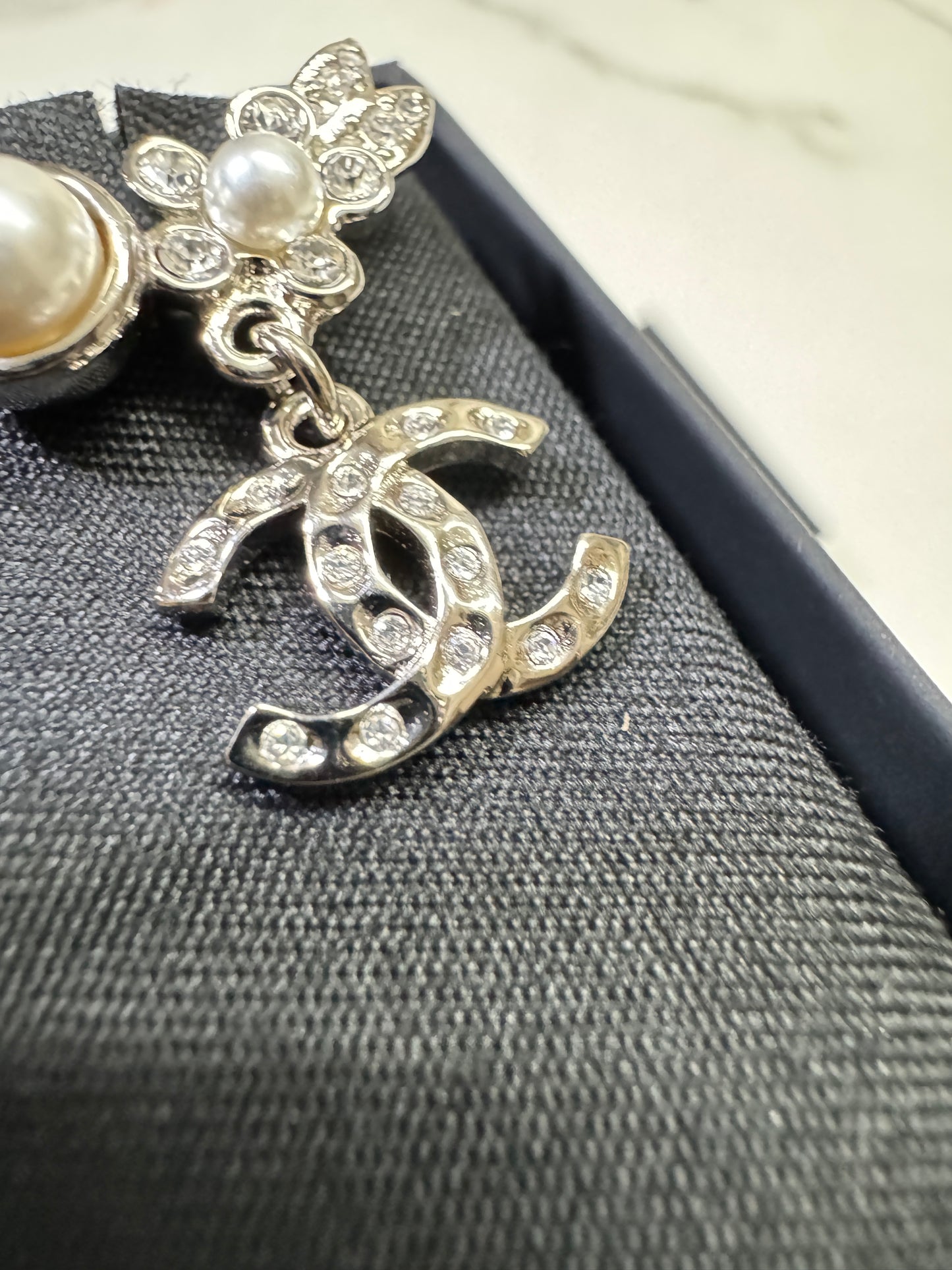 CHANEL 21V 珍珠水鑽耳環