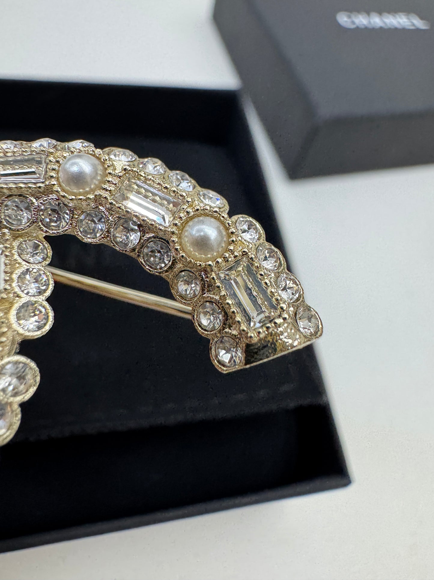 CHANEL 23V 珍珠水鑽胸針 Brooch