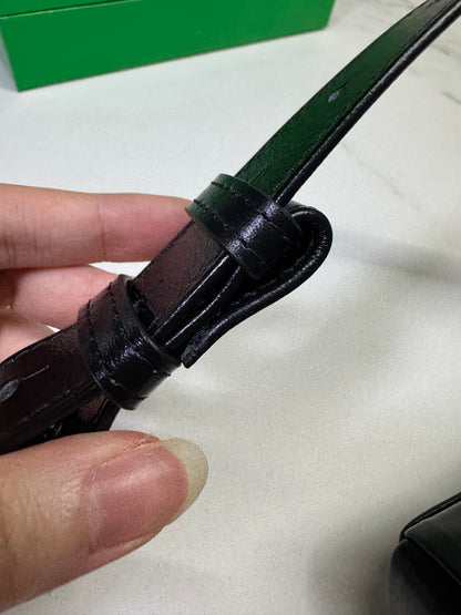 BV 8格油臘皮腰包