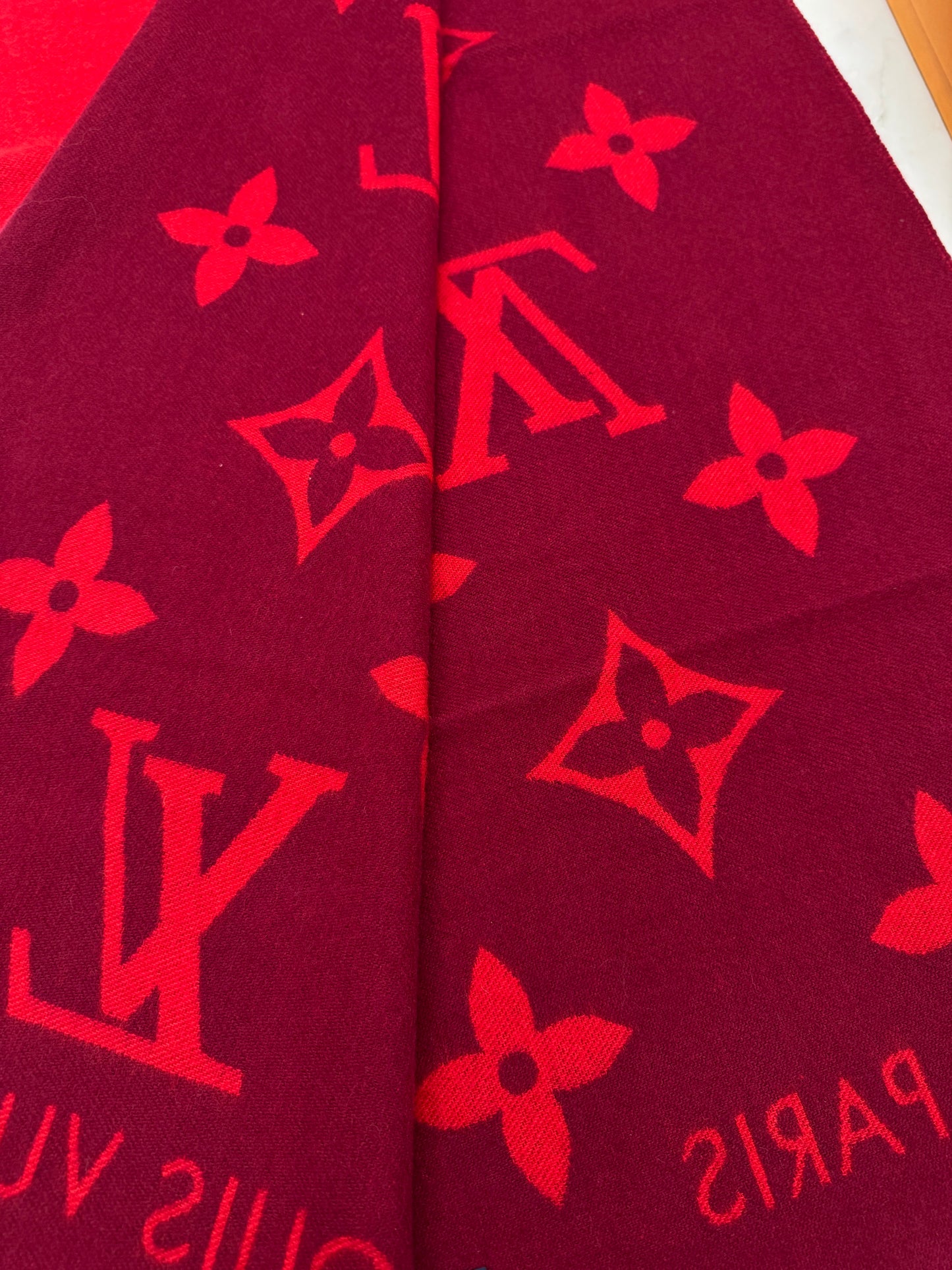 LV Reykjavik Scarf 100% Cashmere Rubis