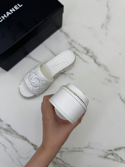 CHANEL 25P 粗跟拖鞋 白色