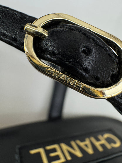 CHANEL 26P 珍珠一字帶粗跟涼鞋 黑色