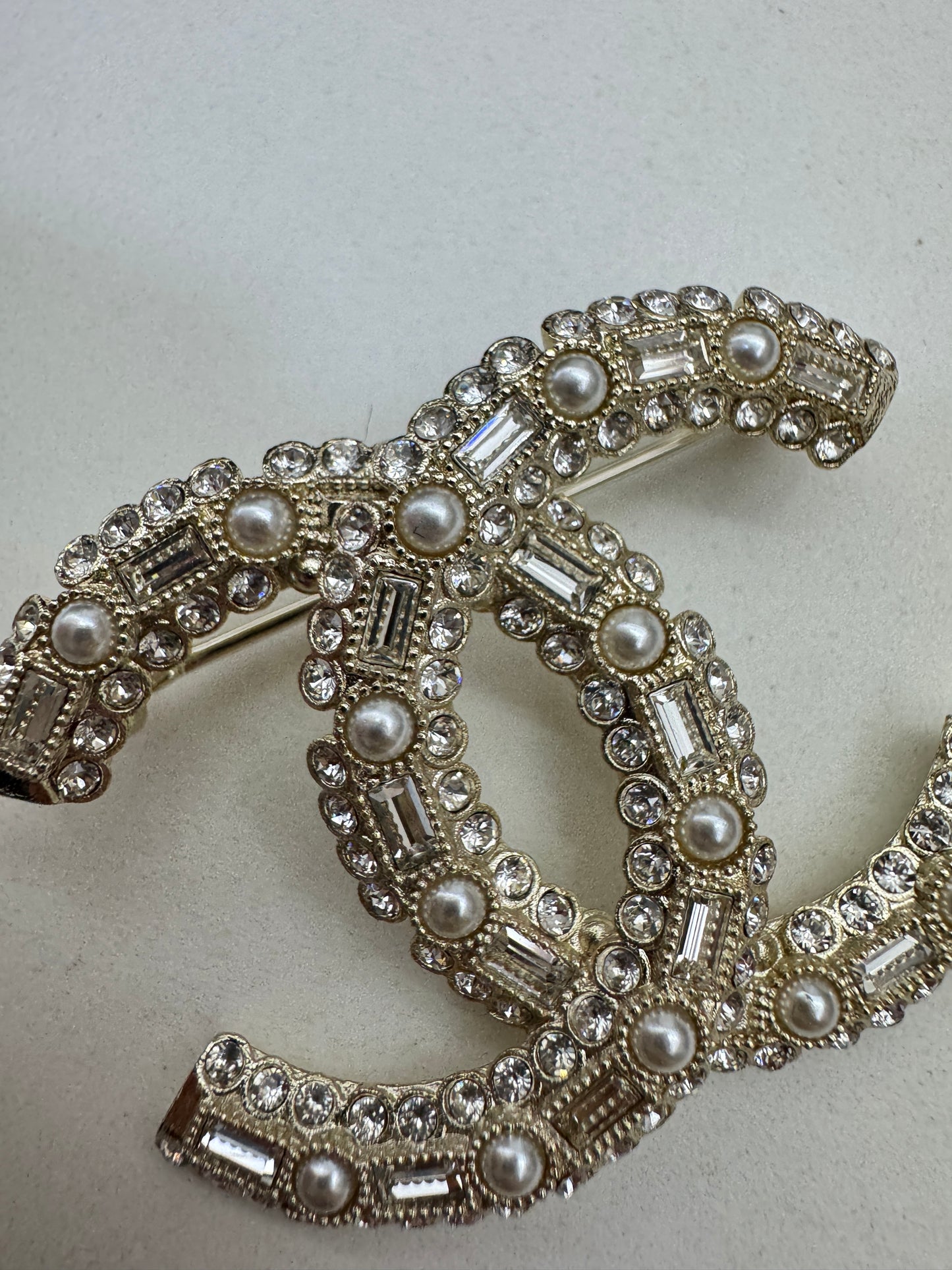 CHANEL 23V 珍珠水鑽胸針 Brooch