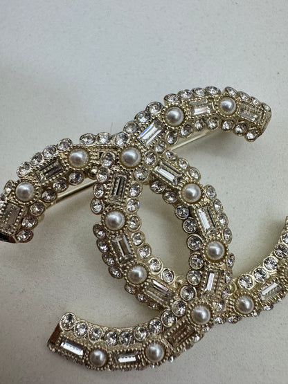 CHANEL 23V 珍珠水鑽胸針 Brooch