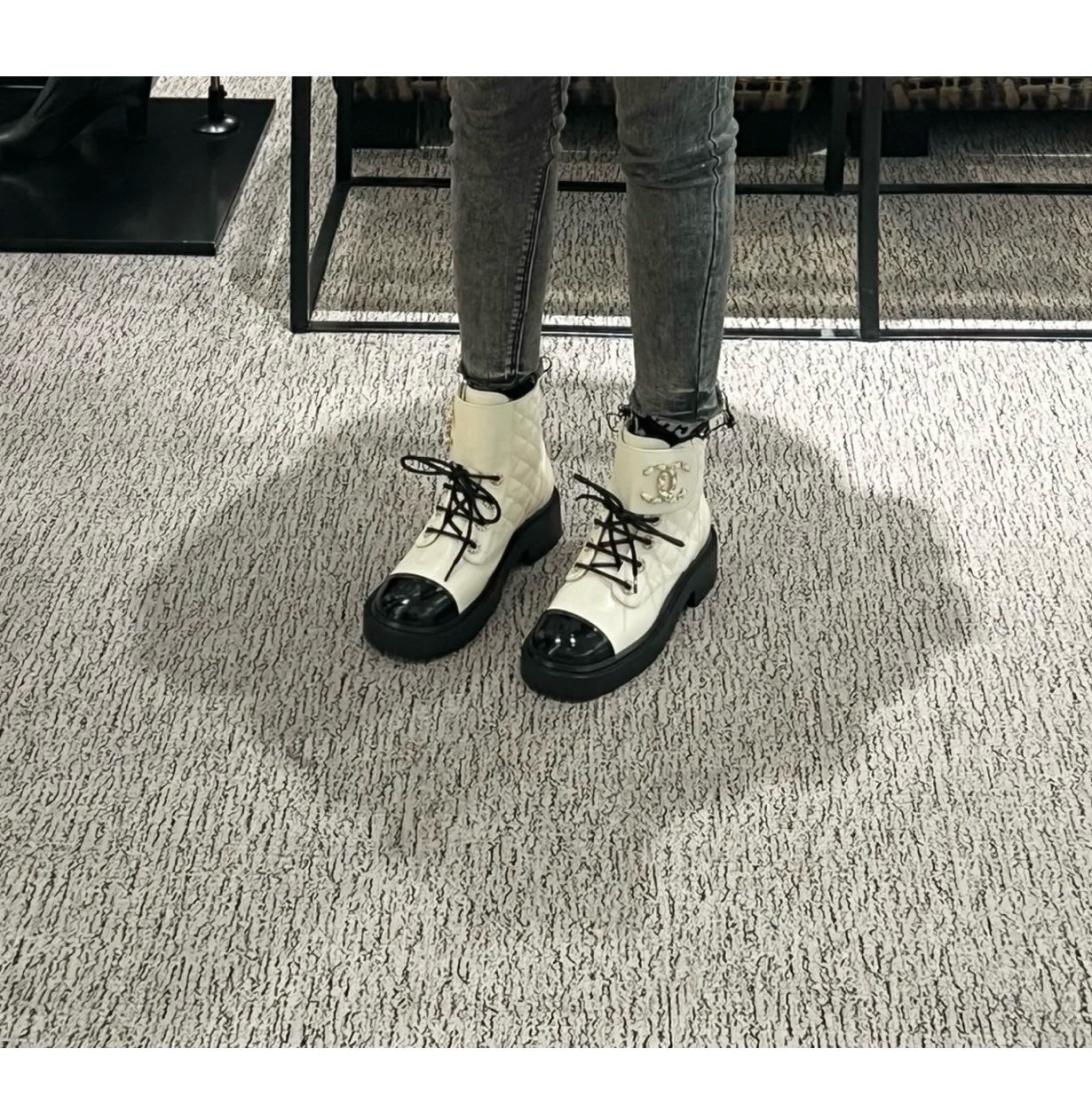 CHANEL 亮面皺牛皮 菱格馬丁靴 黑白色