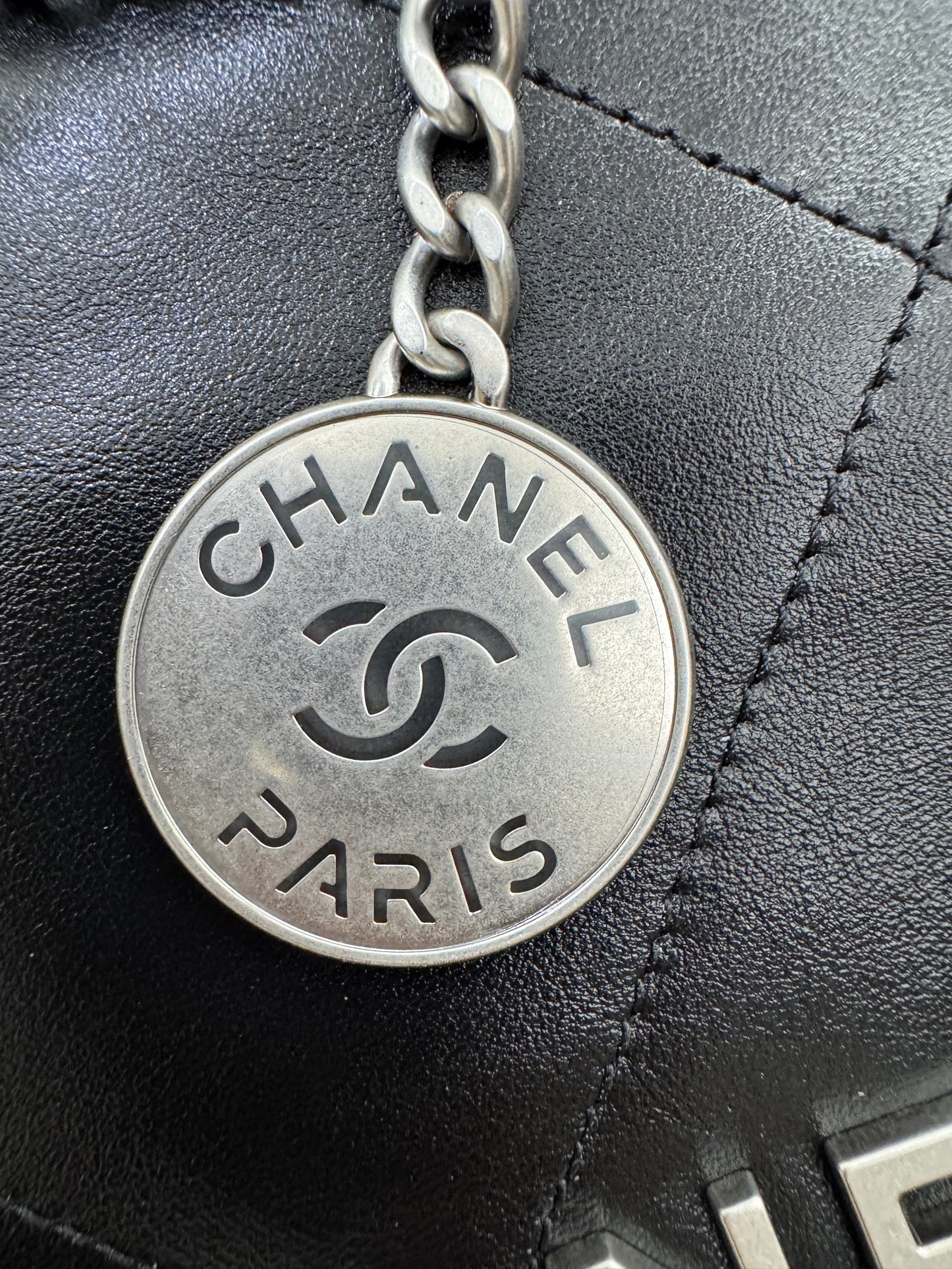CHANEL Mini 22 Bag 黑銀 【同步最新磁吸扣版】