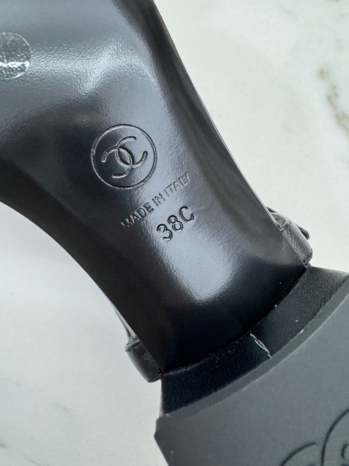 CHANEL 26P 珍珠一字帶粗跟涼鞋 黑色