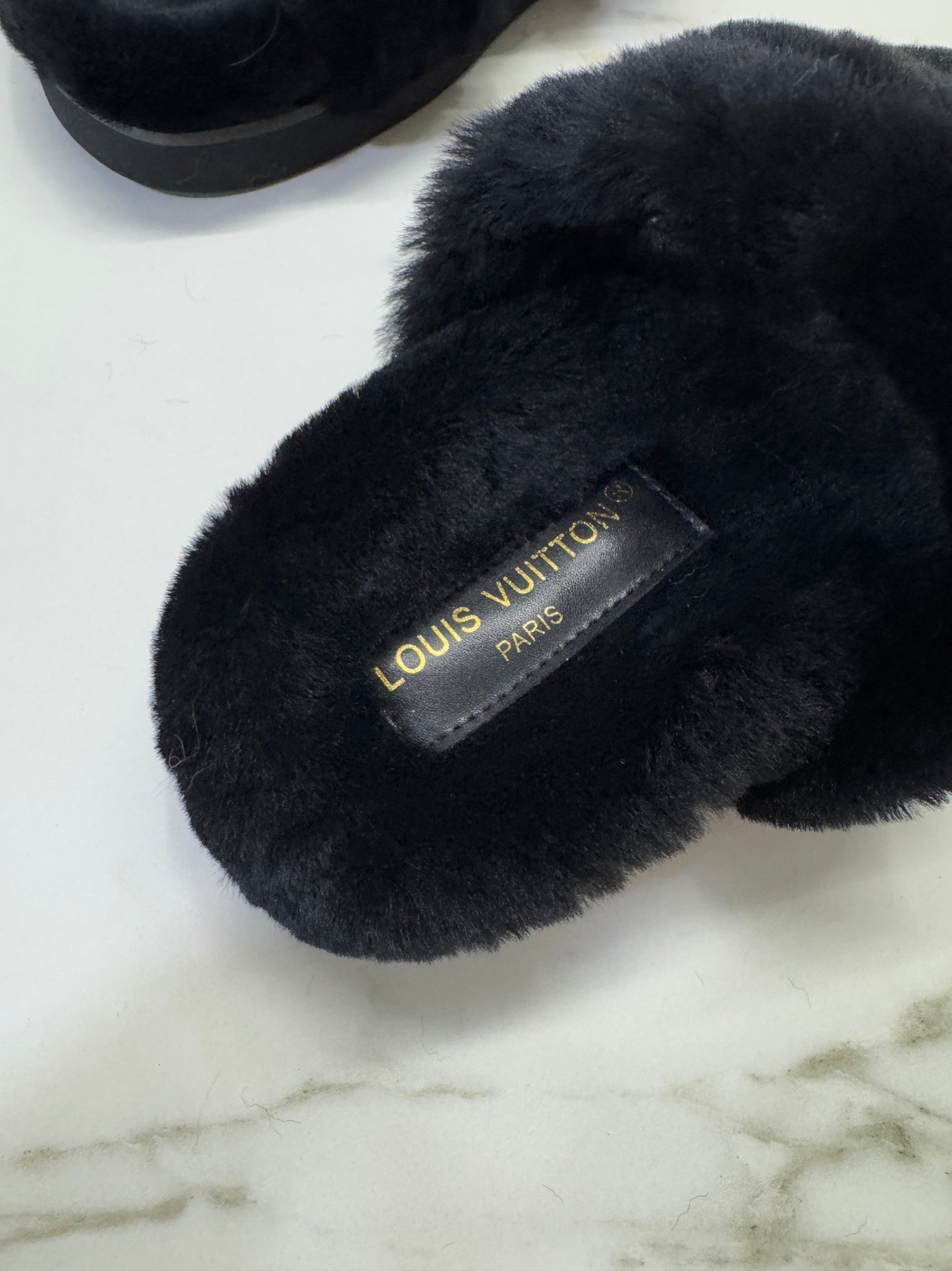 LV 黑色毛拖