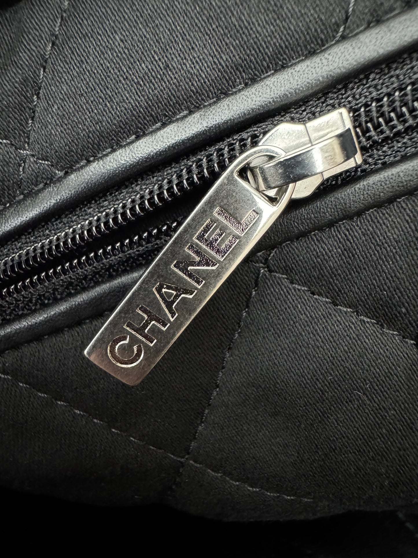 CHANEL 22Bag 黑銀 Medium