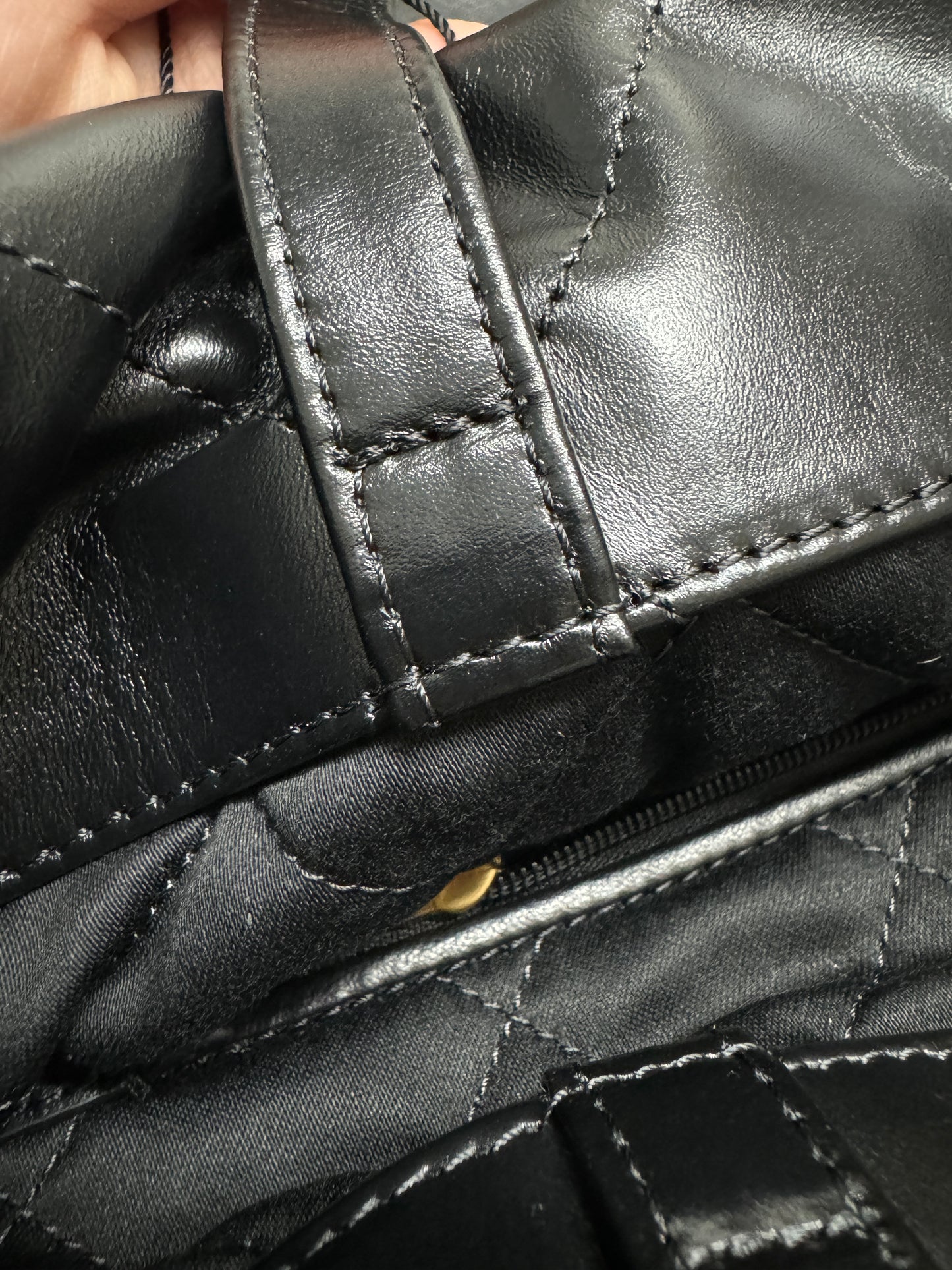 CHANEL 22 Backpack 黑金