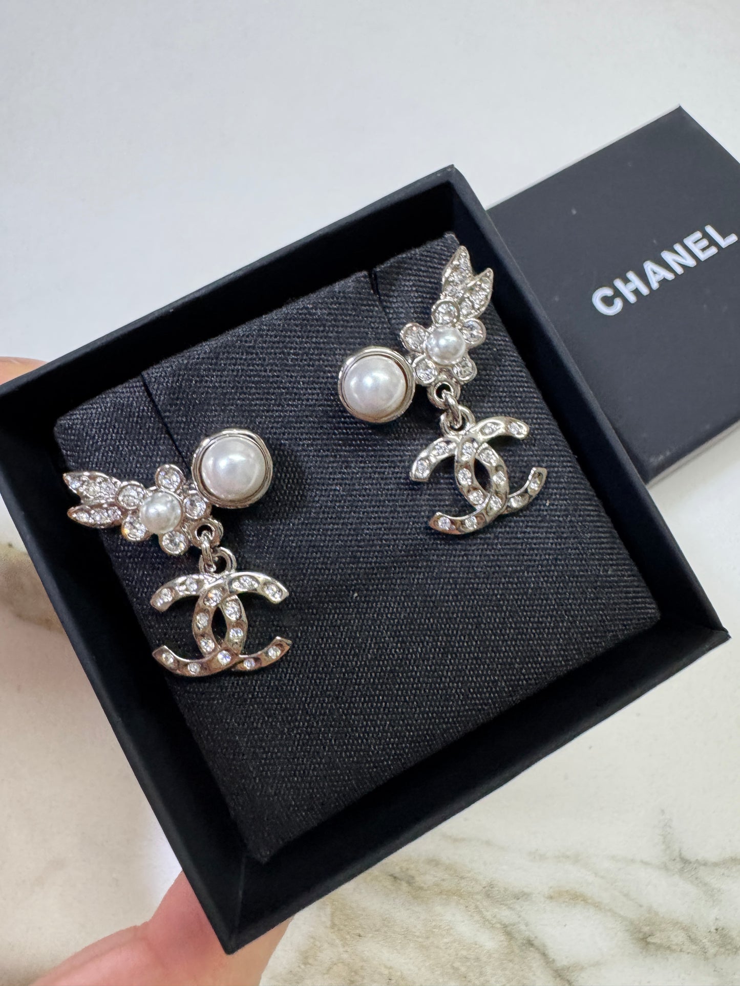 CHANEL 21V 珍珠水鑽耳環