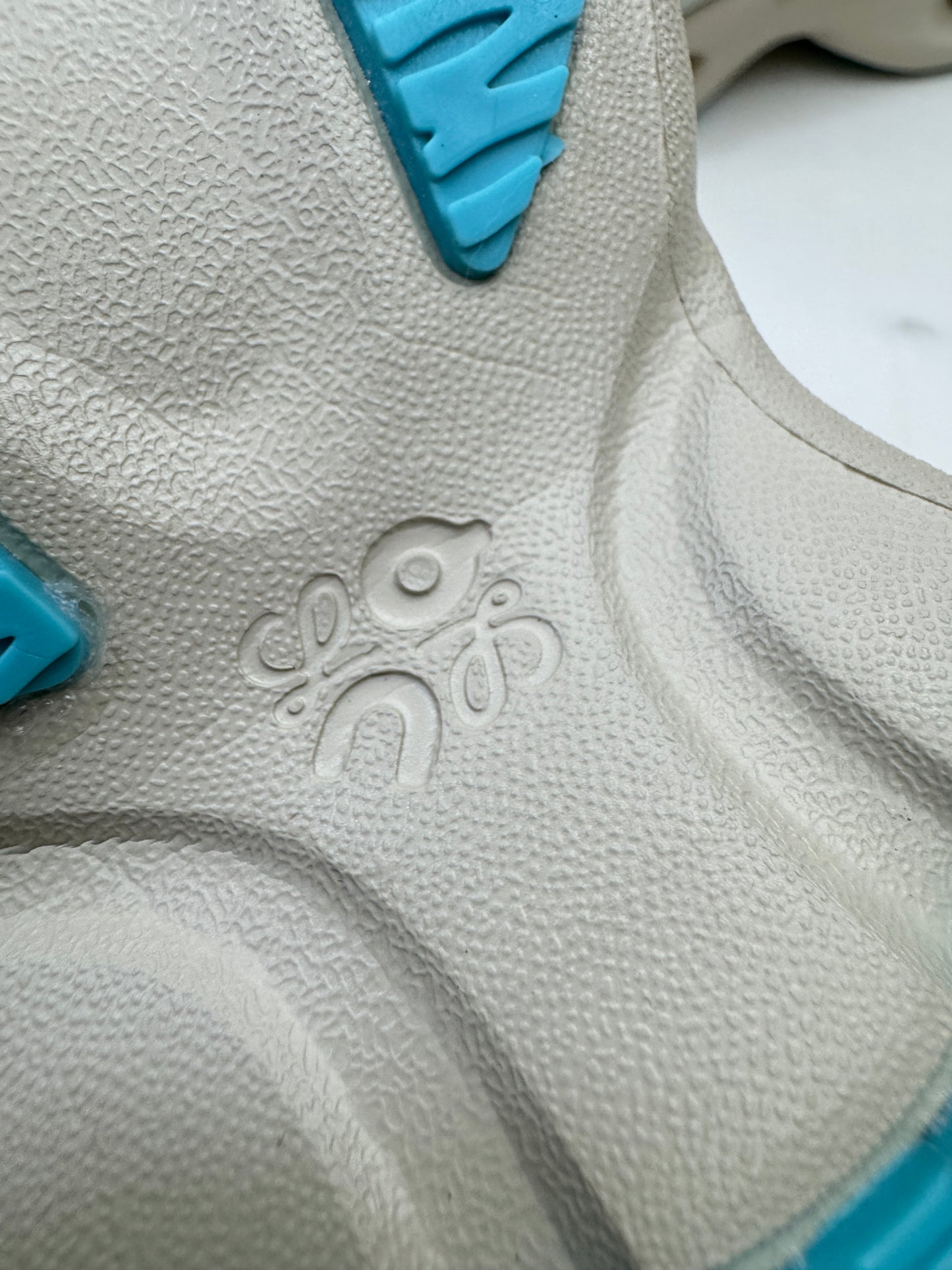 LOEWE X ON 8.0 淺米拼天藍色