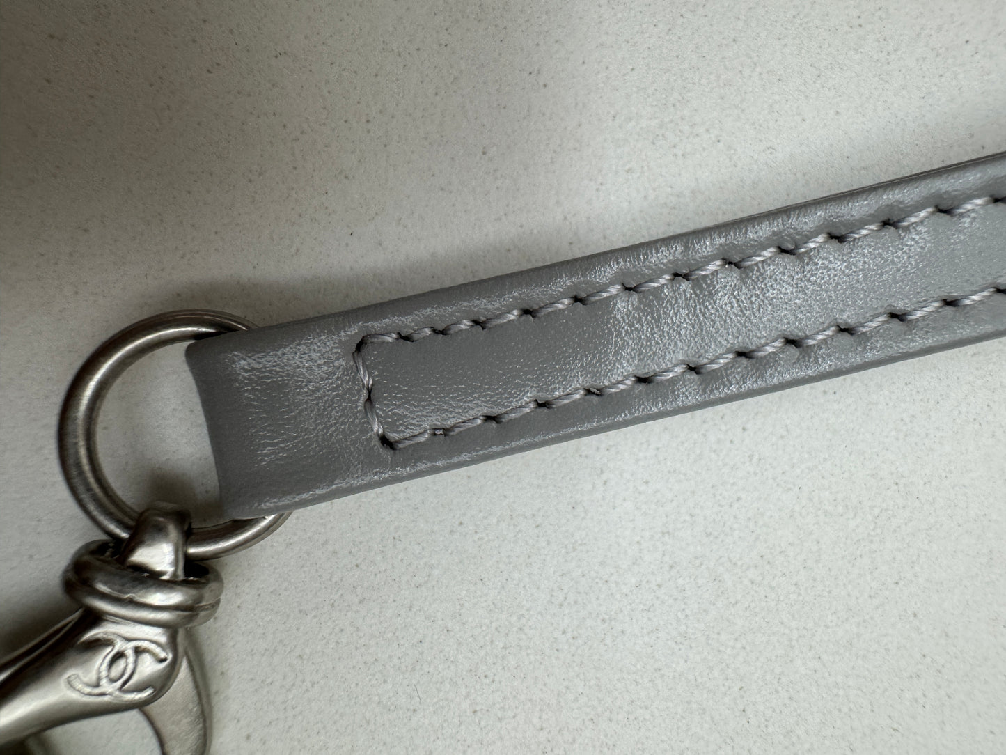 CHANEL 22 Bag Medium 23C淺灰色銀扣