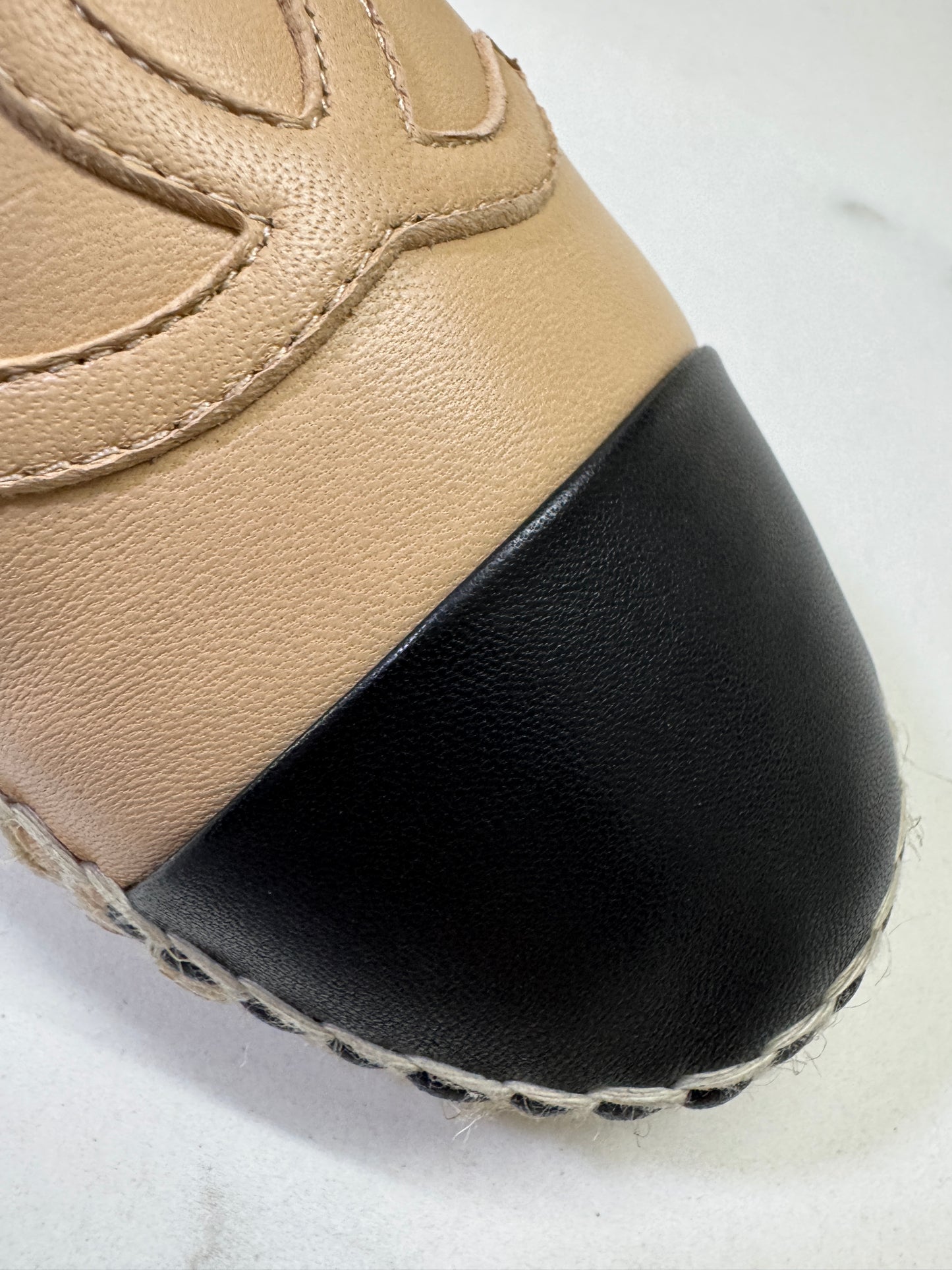 CHANEL 全皮漁夫鞋 杏拼黑