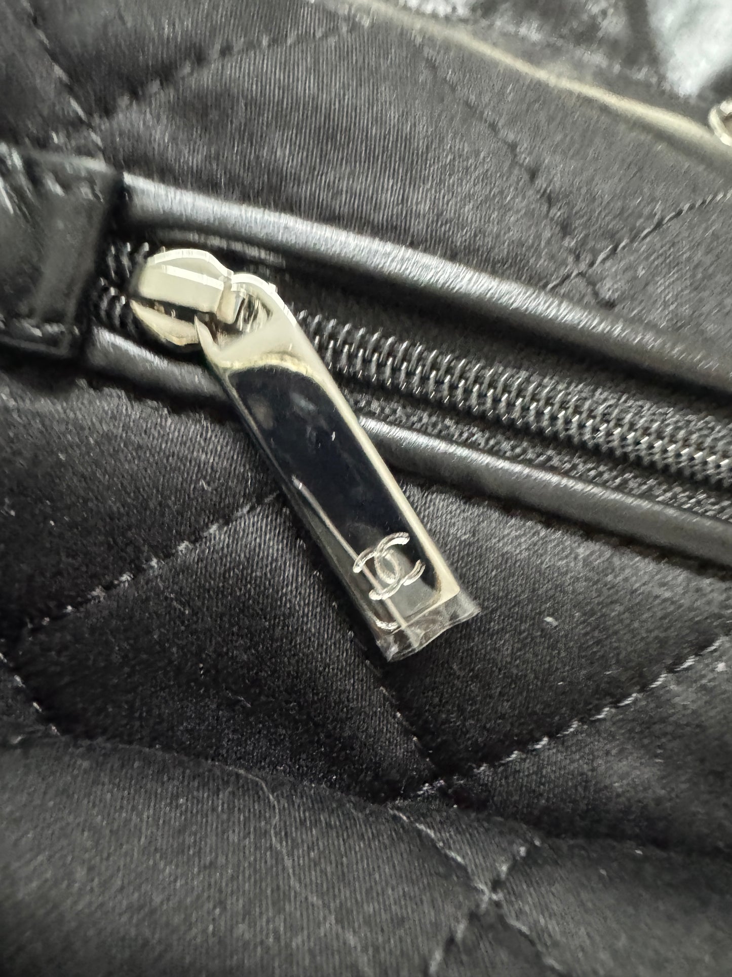 CHANEL 22 Bag Large So Black