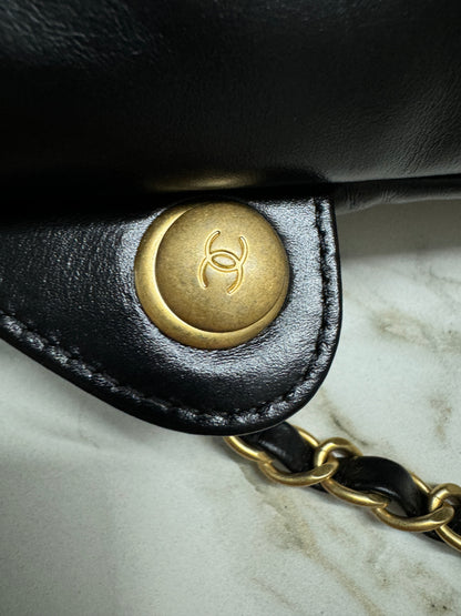 CHANEL 22 Backpack 黑金