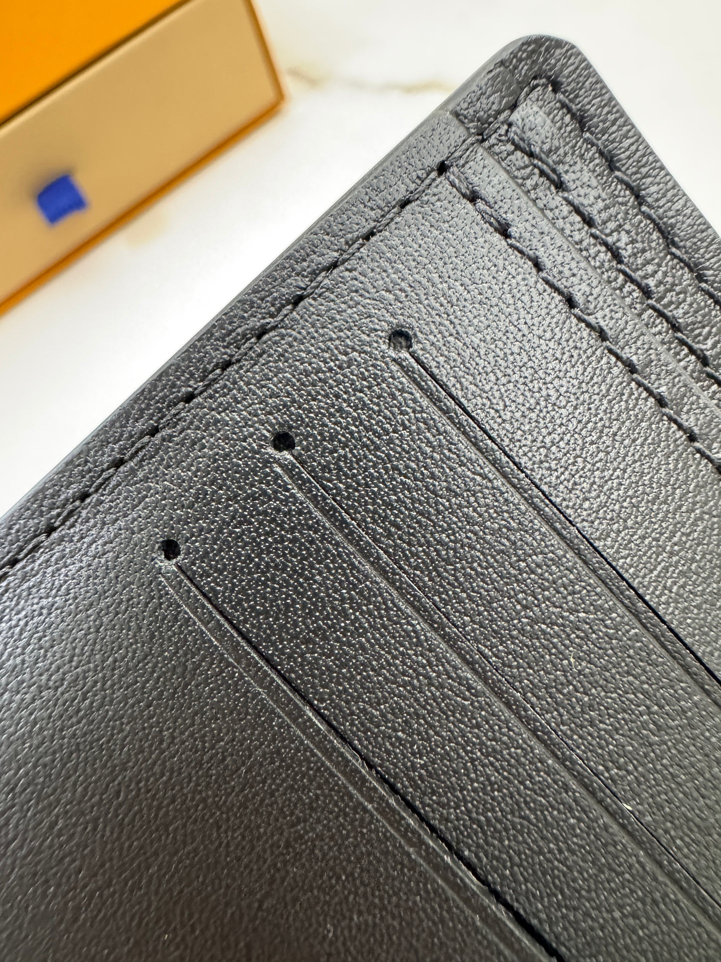 LV Multiple Wallet 黑色皮壓花