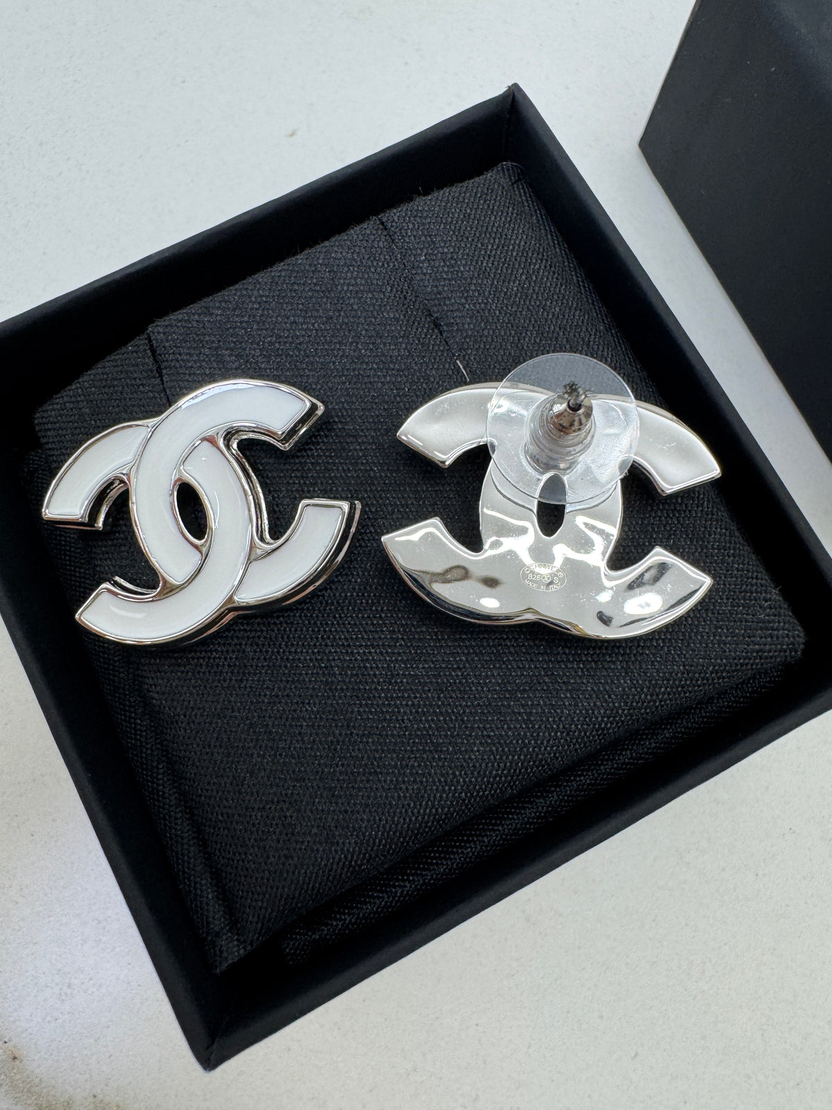CHANEL 25S 白色琺瑯耳環
