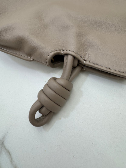 LOEWE Mini Flamenco Purse 沙色 Sand【另加胸針和甜甜圈鏈條】