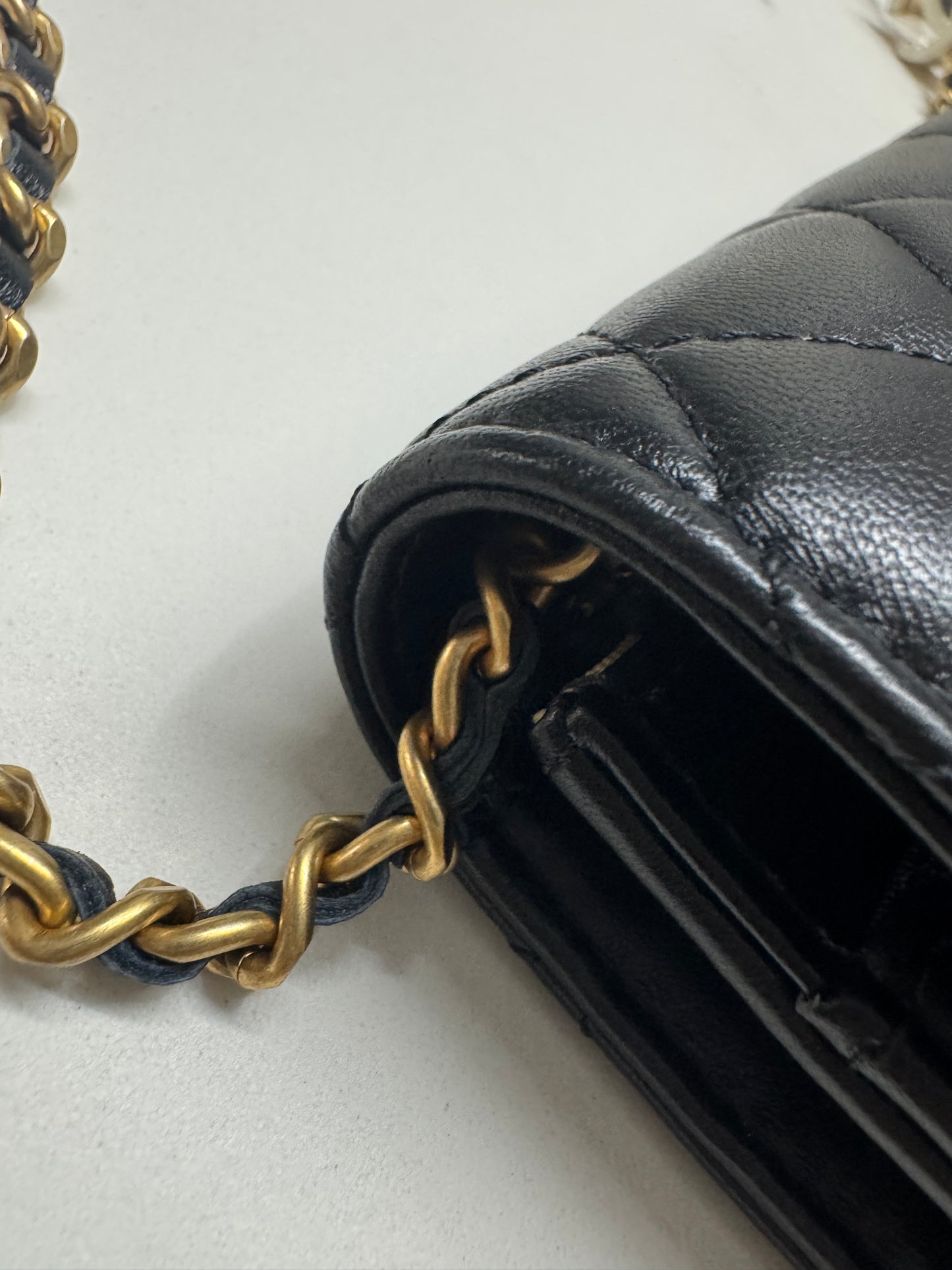 CHANEL woc 24A 琺瑯調節扣 羊皮 黑