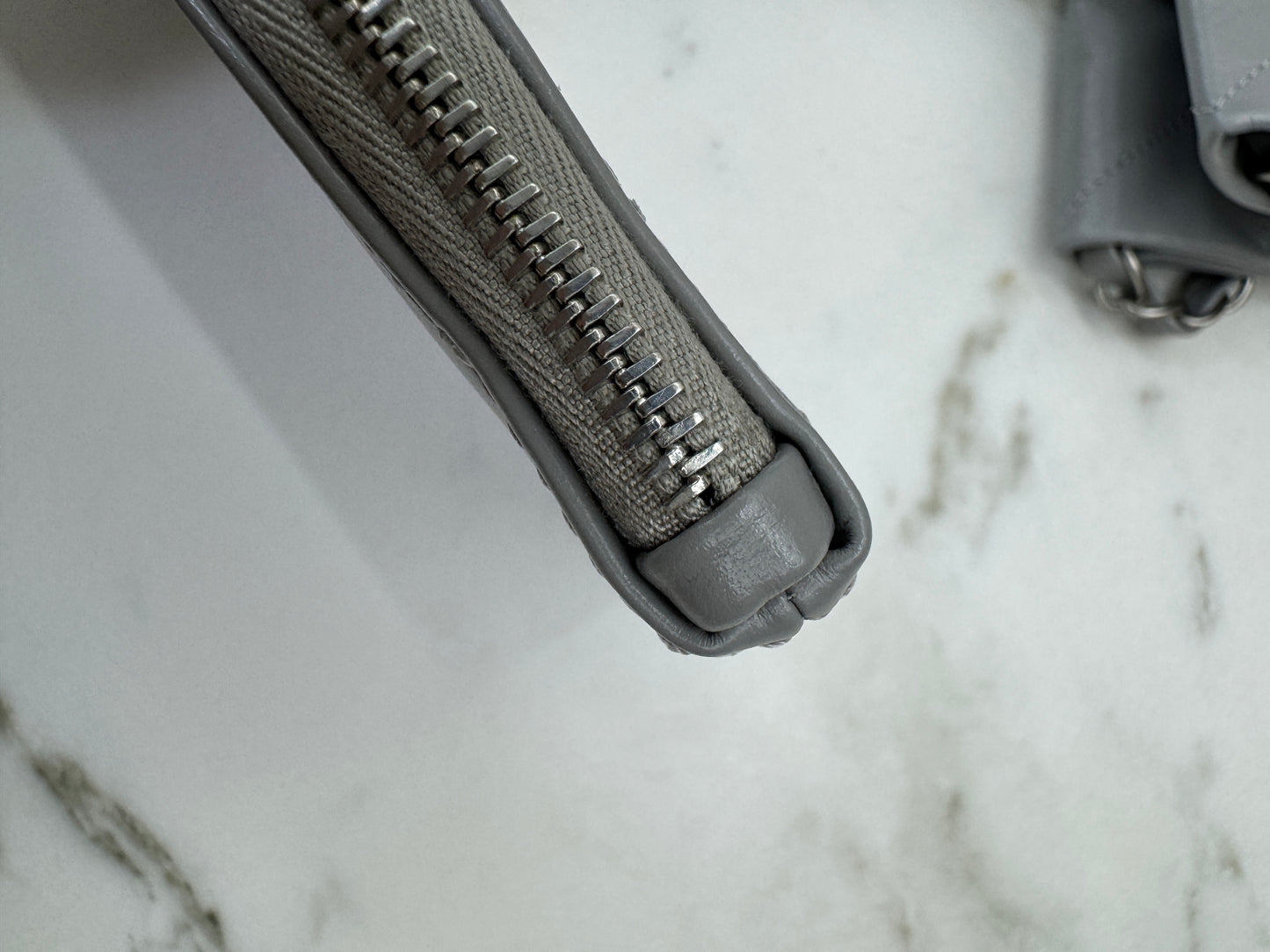 CHANEL 22 Bag Medium 23C淺灰色銀扣